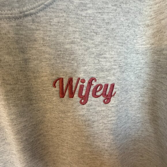 Gildan Heavy Blend Women's Wifey Embroidered Gray Fleece Crewneck Size M New - Picture 3 of 6